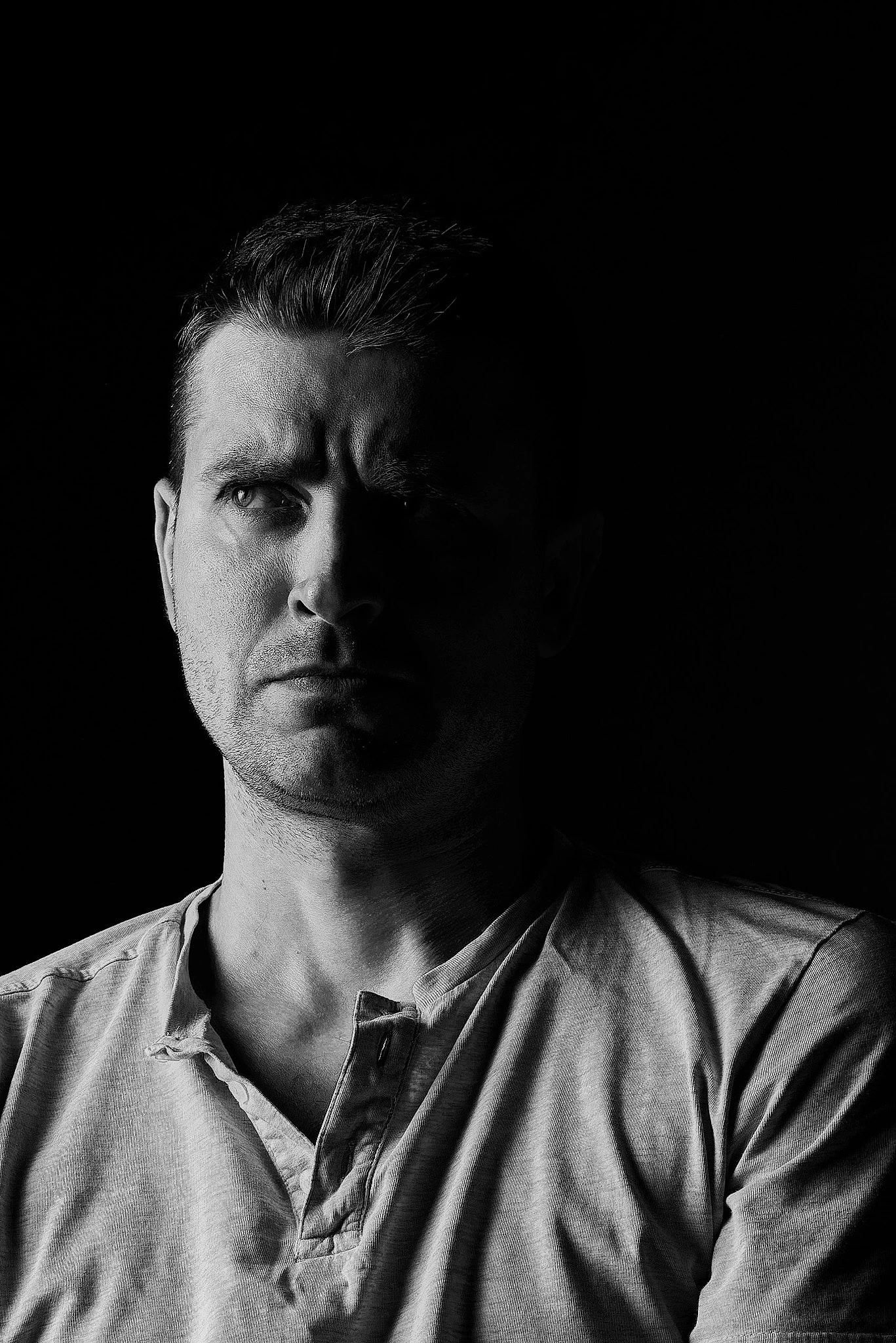 Чоловічий портрет із бічним світлом.
