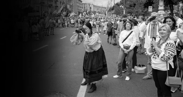 Фотографка та учасники вуличної ходи у вишиванках